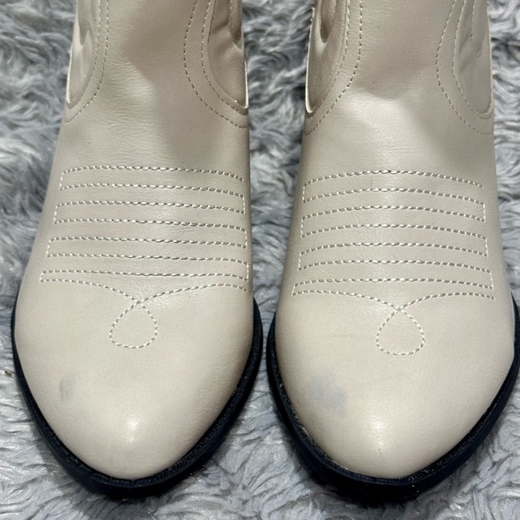 Cowboy boots, cream color, Size 8.5, *NEVER WORN* - Picture 4 of 7